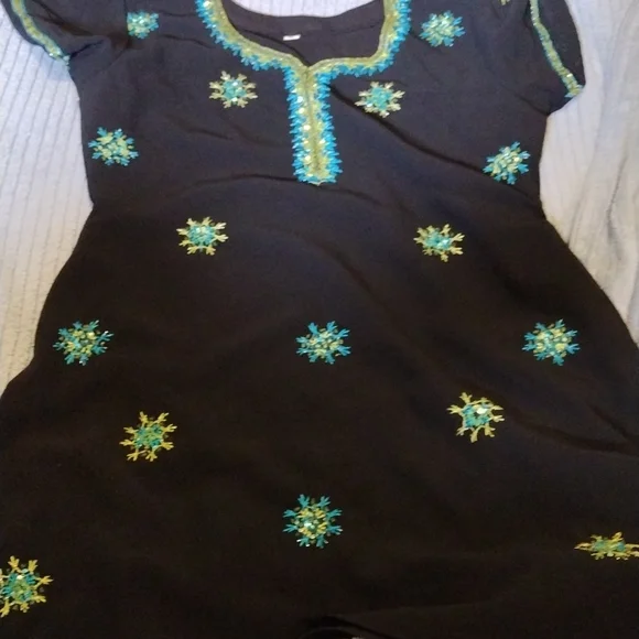 Girls dress - Picture 3 of 6